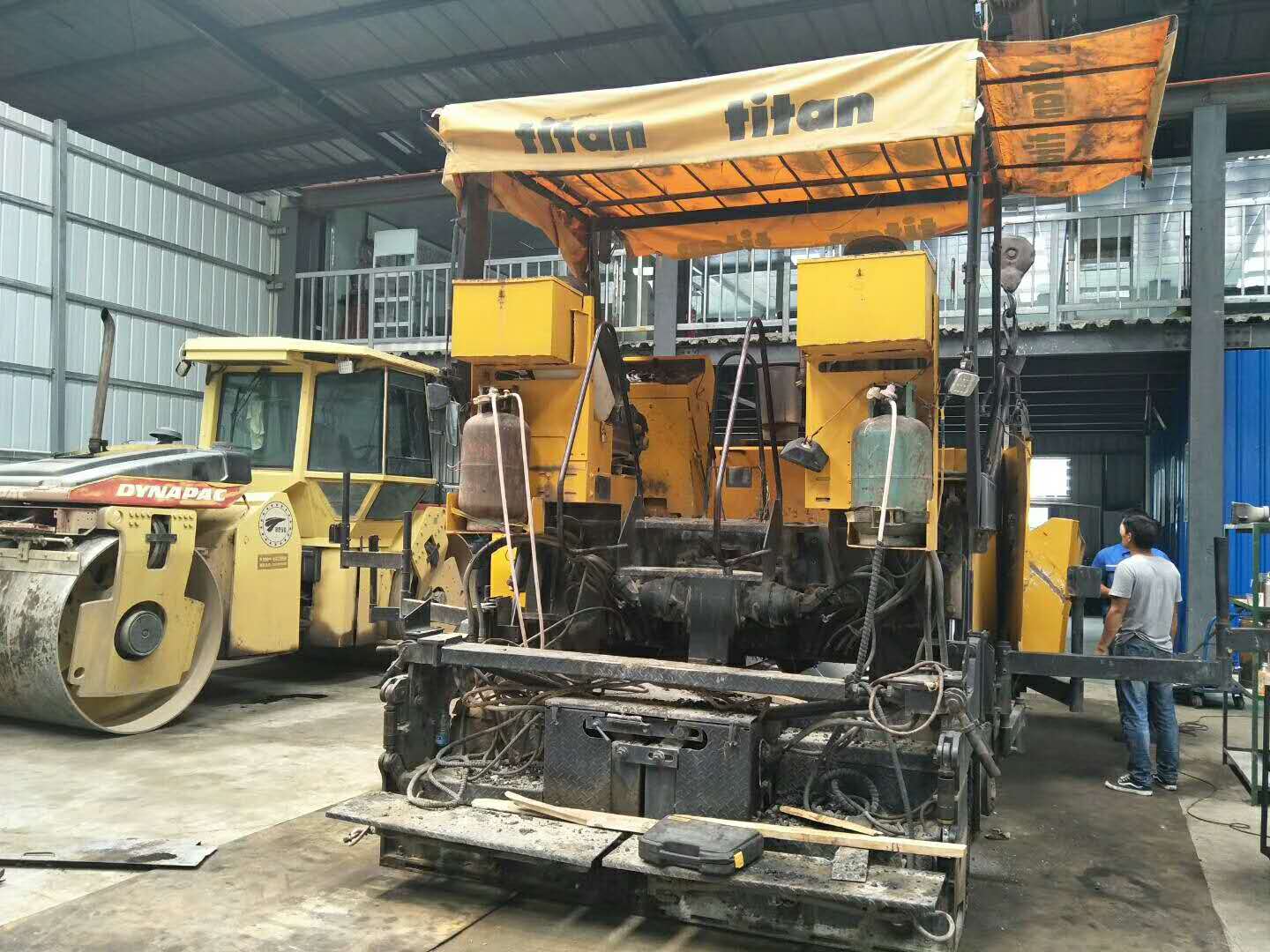 維修銑刨機、攤鋪機、壓路機、冷再生等路面機械設備